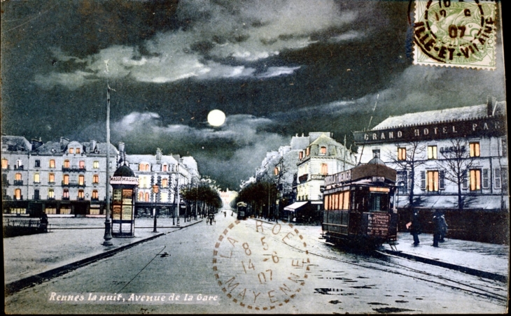 La nuit, avenue de la Gare; vers 1907 (carte postale ancienne). - Rennes