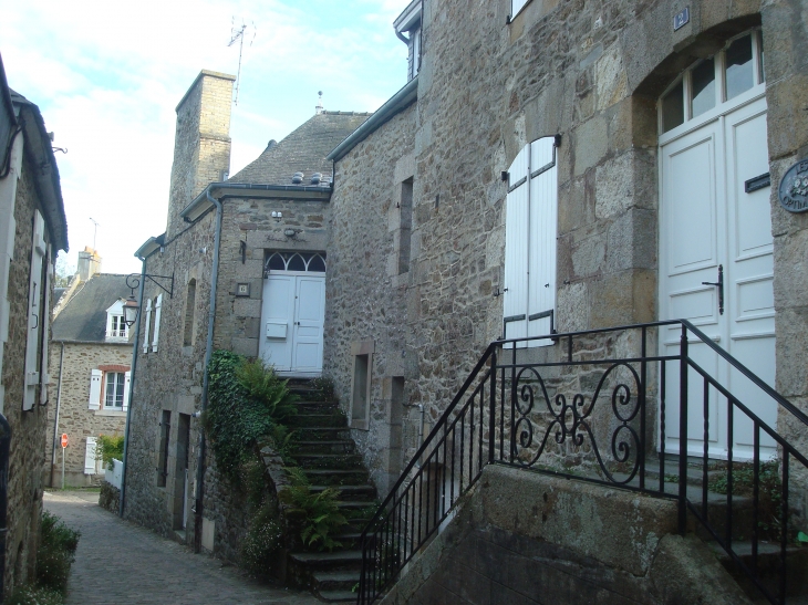 Rue Emile Bernard. Anciennes maisons de capitaines. - Saint-Briac-sur-Mer