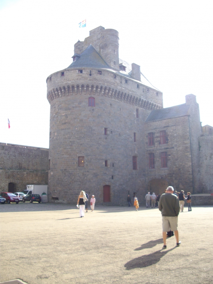 Le donjon vu de la cour du chateau - Saint-Malo