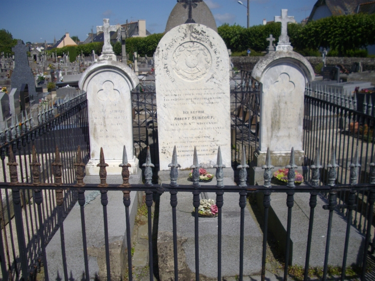 Tombe de Surcouf et sa famille. (Cimetière de Rocabey). - Saint-Malo