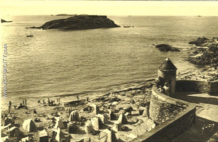 St Malo avant guerre. A la reconstruction la tour de guet ne fût pas reconstruite. - Saint-Malo