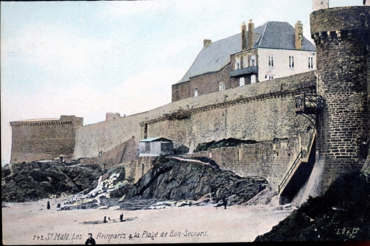 Les Remparts et la Place de Bon Secours, vers 1910 (carte postale ancienne). - Saint-Malo