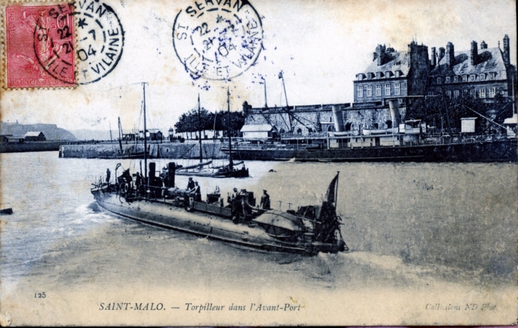 Torpilleur dans l'avant-port, vers 1904 (carte postale ancienne). - Saint-Malo