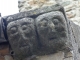 Certaines maisons portent ces sculptures qui ornaient  les façades de l'église  d'un ancien monastère disparu. 