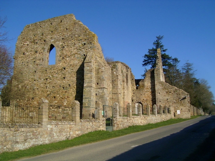 Monument Historique. L'abbaye de Notre-Dame-du-Nid-au-Merle qui date du XIIeme siécle. - Saint-Sulpice-la-Forêt