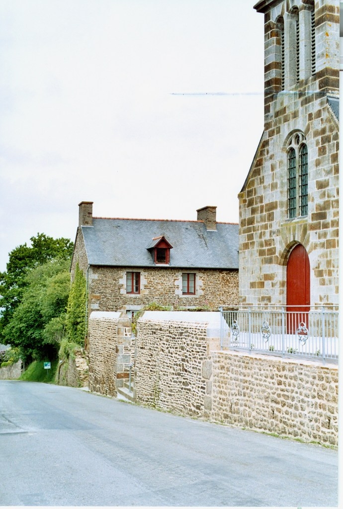 Rue devant l'église - Sougéal