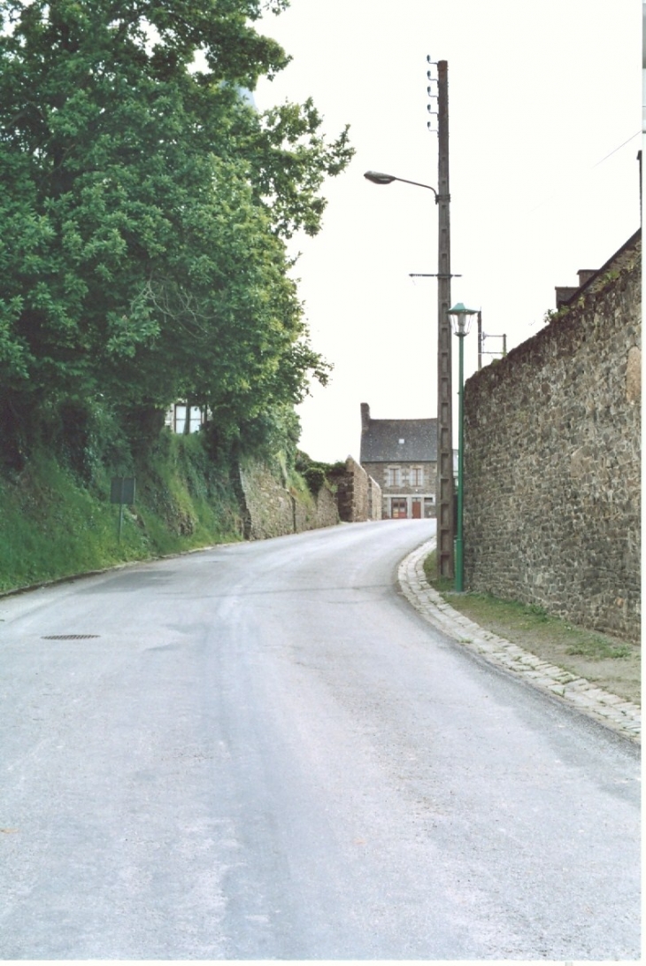 Rue devant l'église - Sougéal