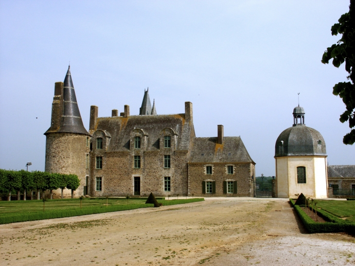 Château des Rochers-Sévigné, ancienne résidence bretonne de Madame de Sévigné. C'est un manoir gothique du XV° siècle. - Vitré