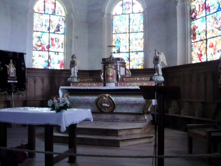L'autel de l'église - Bieuzy
