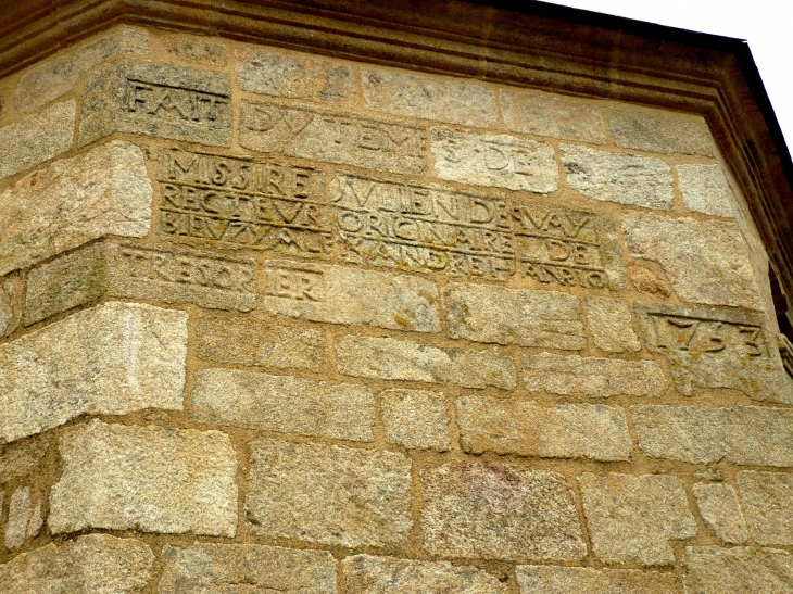 Inscription sur le mur de l'église - Bieuzy