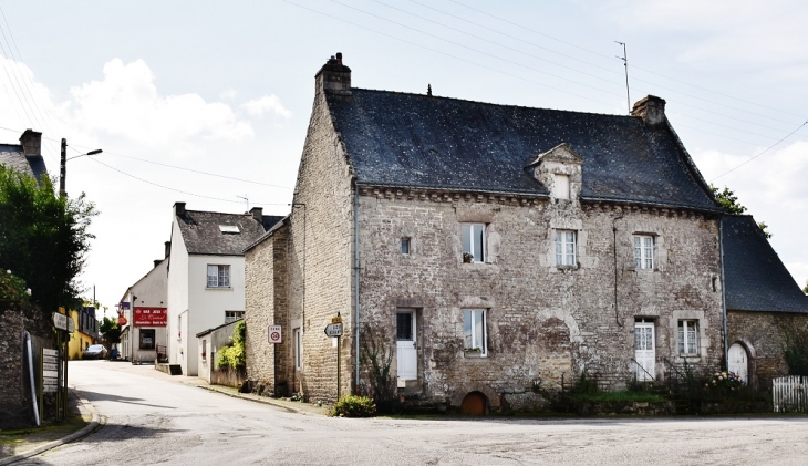 Le Village - Cruguel