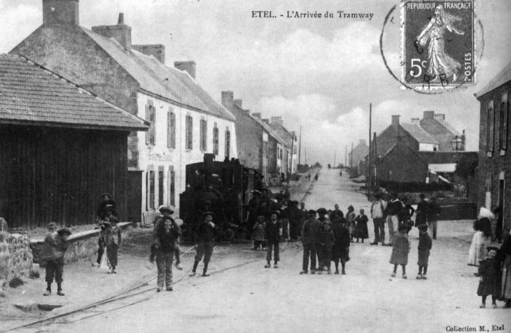 L'arrivée du Tramway, vers 1910 (carte postale ancienne). - Étel