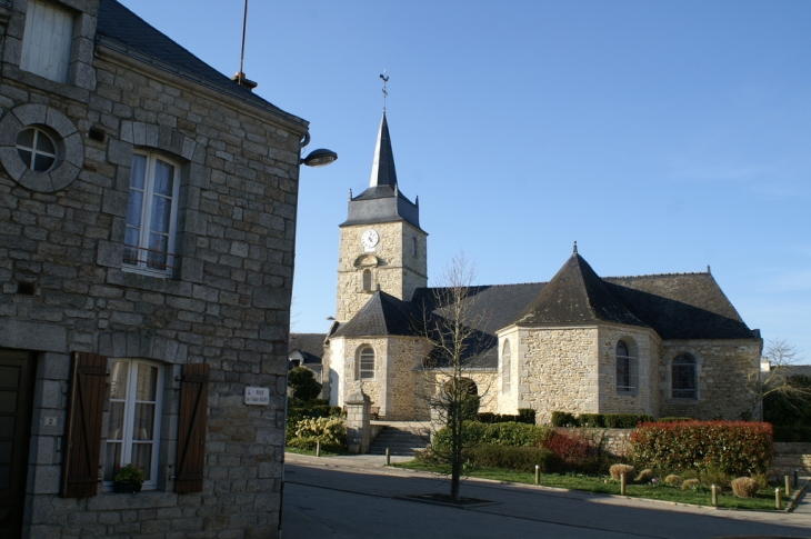 Eglise de Lauzach depuis la rue de l'Abbé Noury