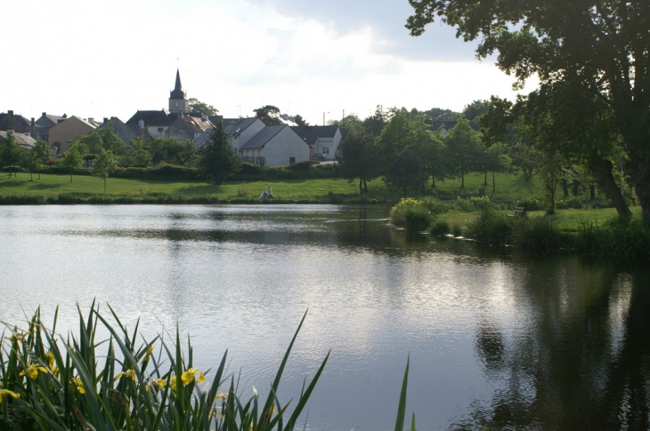 Le bourg de Lauzach depuis l'étang à truites