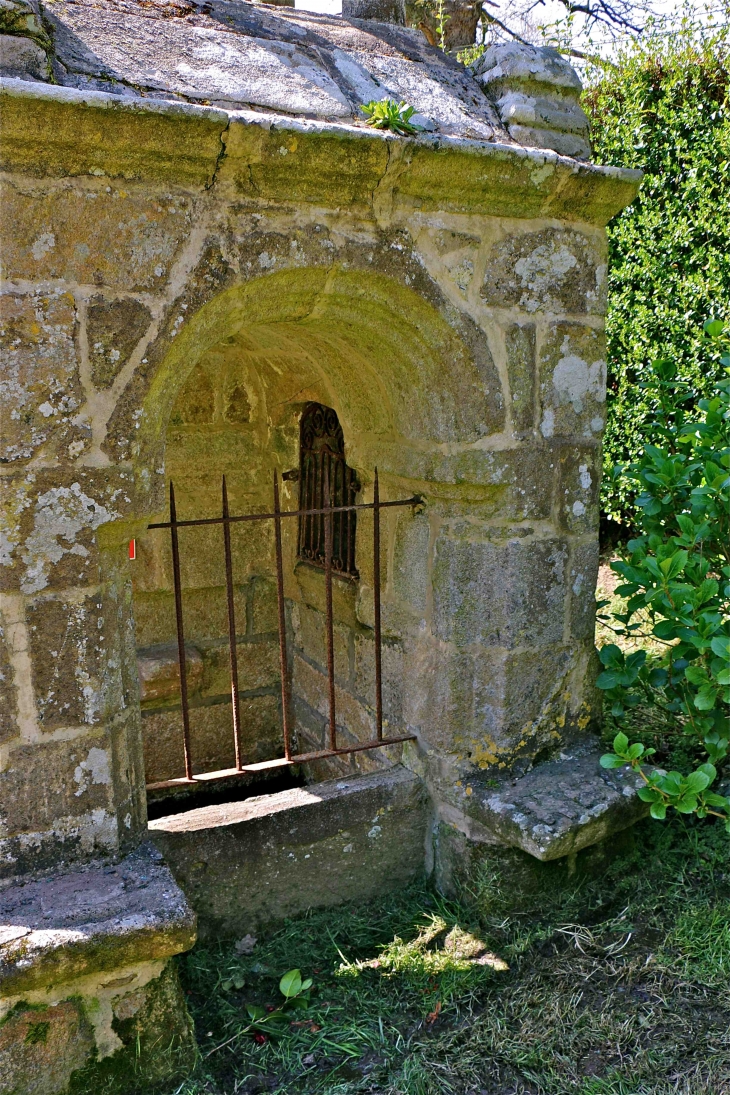 Fontaine Sainte Anne - Le Guerno