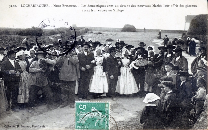 Noce Bretonne - Les Domestiques vont au devant des Nouveaux Mariés leur offrir des gâteaux avant leur entrée au village, vers 1909 (carte postale ancienne). - Locmariaquer