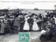 Noce Bretonne - Les Domestiques vont au devant des Nouveaux Mariés leur offrir des gâteaux avant leur entrée au village, vers 1909 (carte postale ancienne).