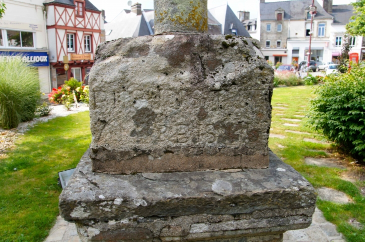 Détail : socle de granit gravé du calvaire près de l'église Saint Colomban. - Locminé