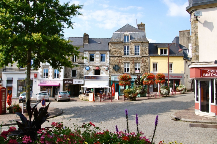 Place de l'église. - Locminé