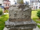 Détail : socle de granit gravé du calvaire près de l'église Saint Colomban.