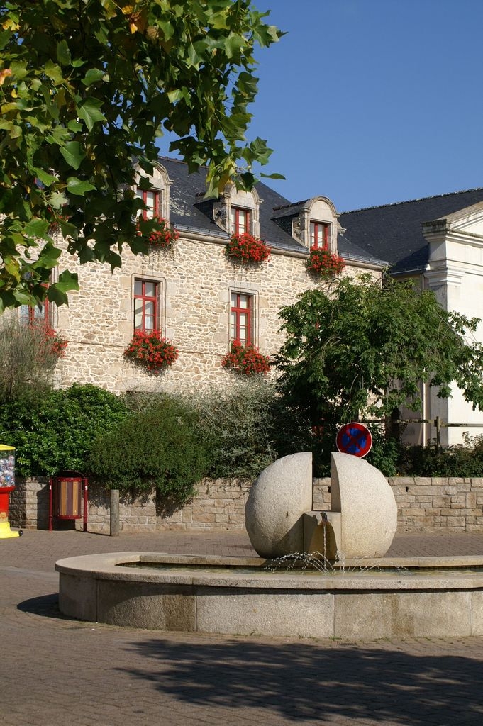 Place Saint-Julien ... Office de tourisme et fontaines - Muzillac