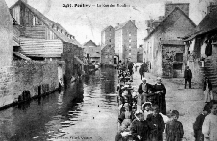 La rue des Moulins, vers 1910 (carte postale ancienne). - Pontivy