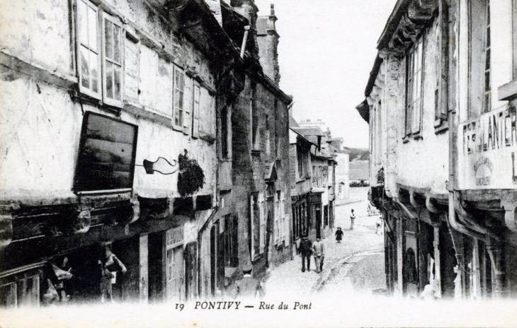 Rue du Pont, vers 1920 (carte postale ancienne). - Pontivy