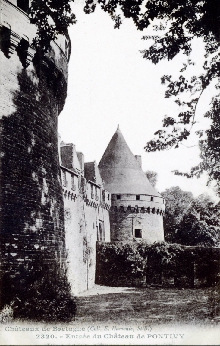 Entrée du château, vers 1920 (carte postale ancienne). - Pontivy