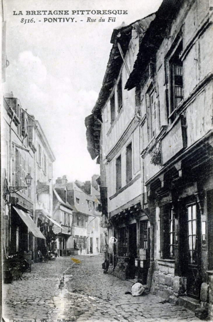 Rue du Fil, vers 1920 (carte postale ancienne). - Pontivy