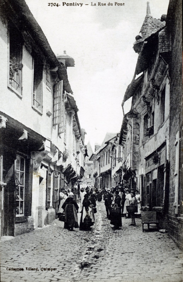 Rue du Pont, vers 1920 (carte postale ancienne). - Pontivy