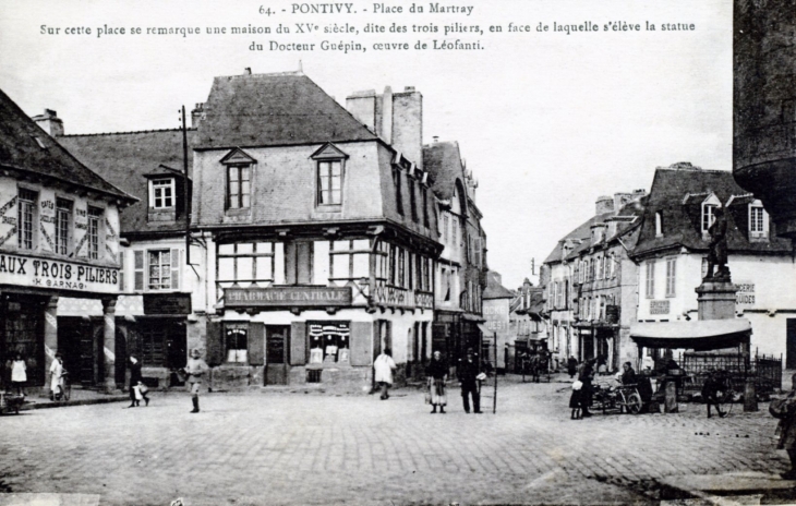 Place du Martray, vers 1920 (carte postale ancienne). - Pontivy