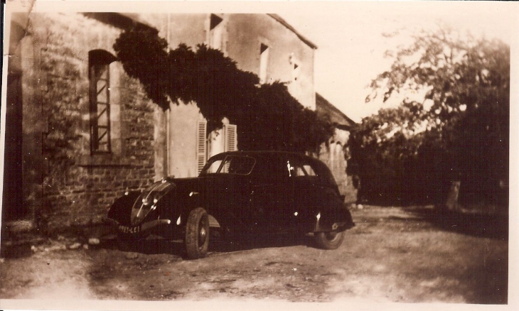 1946 : Peugeot 202 de l'instituteur devant son logement , dans la cour de l'école .                   R. Pillard              - Réminiac