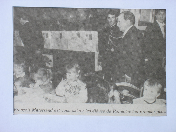 REMINIAC d'ANTAN . Année 1985 : Les élèves de l'école publique invités à l'arbre de Noël de l'Elysée par F. Mitterrand . - Réminiac