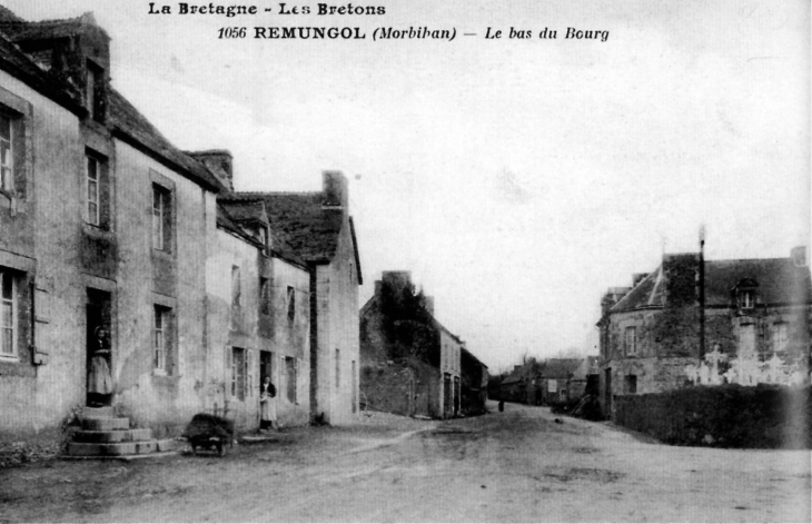 Le bas du bourg, vers 1915 (carte postale ancienne). - Remungol