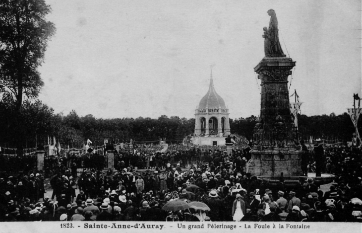 Un grand pélerinage - La foule à la fontaine, vers 1920 (carte postale ancienne). - Sainte-Anne-d'Auray