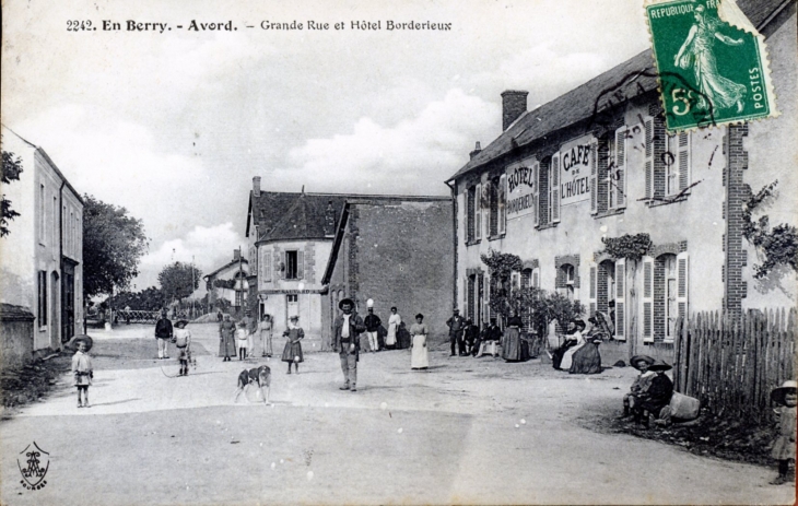 Grande rue et Hôtel Borderieux, vers 1910 (carte postale ancienne). - Avord