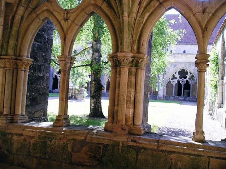 Abbaye de Noirlac : le cloître - Bruère-Allichamps
