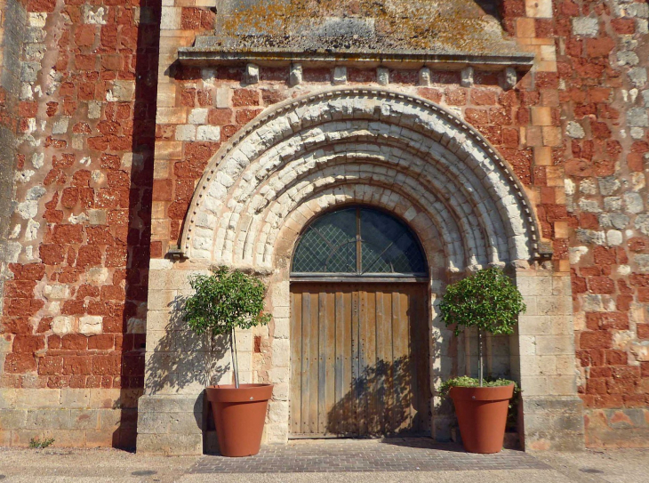 Le portail roman de l'église - Chârost
