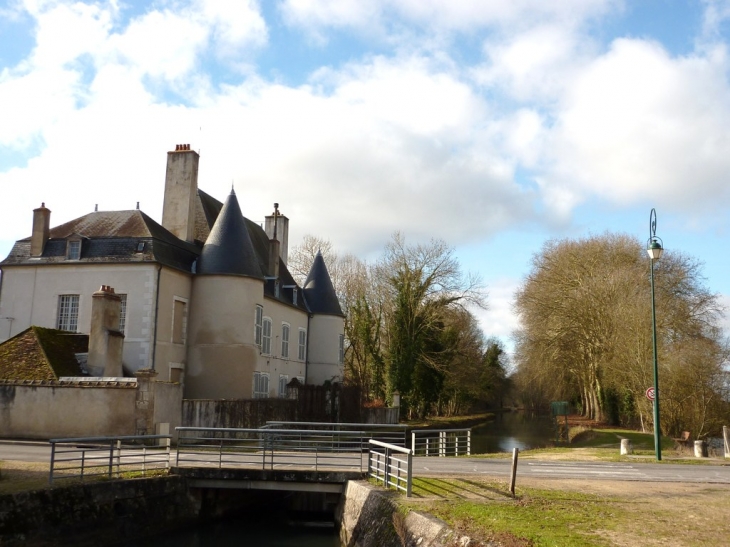 Le chateau et le canal du Berry - Marmagne