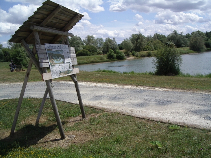 Plan d'eau: pêche.promenades - Méreau