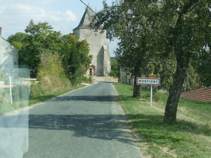 L'église en descendant du cimetière - Montigny