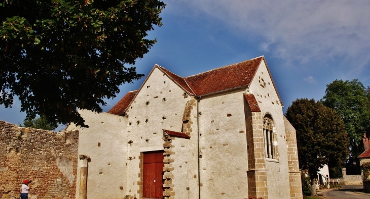 église St Caprais ( Grande partie en ruines ) - Nérondes