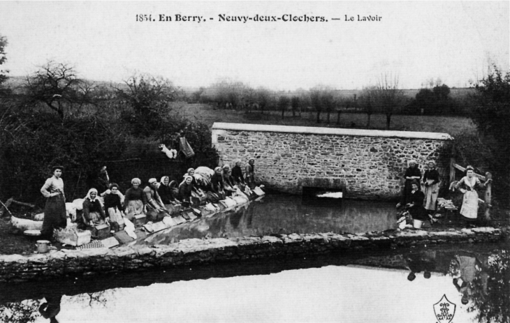 Le lavoir, début XXe siècle (carte postale ancienne). - Neuvy-Deux-Clochers