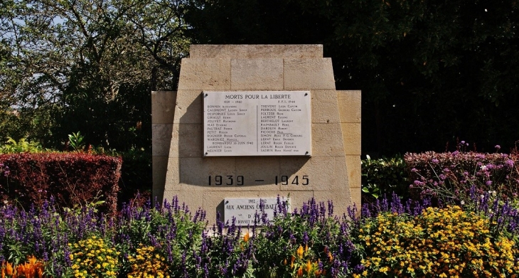 Monument aux Morts - Saint-Satur