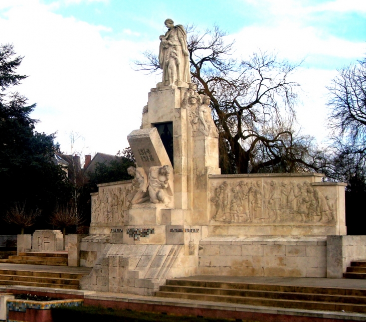 Vierzon - Monument aux morts