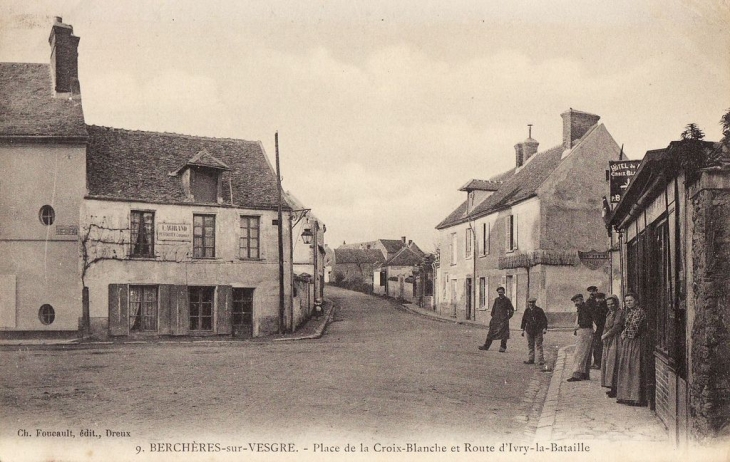 Place de la Croix Blanche et route d'Ivry la Bataille - Berchères-sur-Vesgre