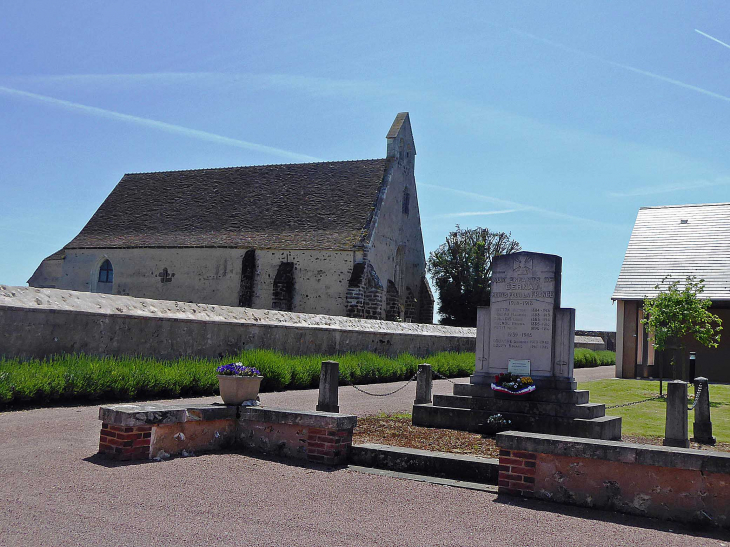 L'église au clocher mur et le monument aux morts - Cernay