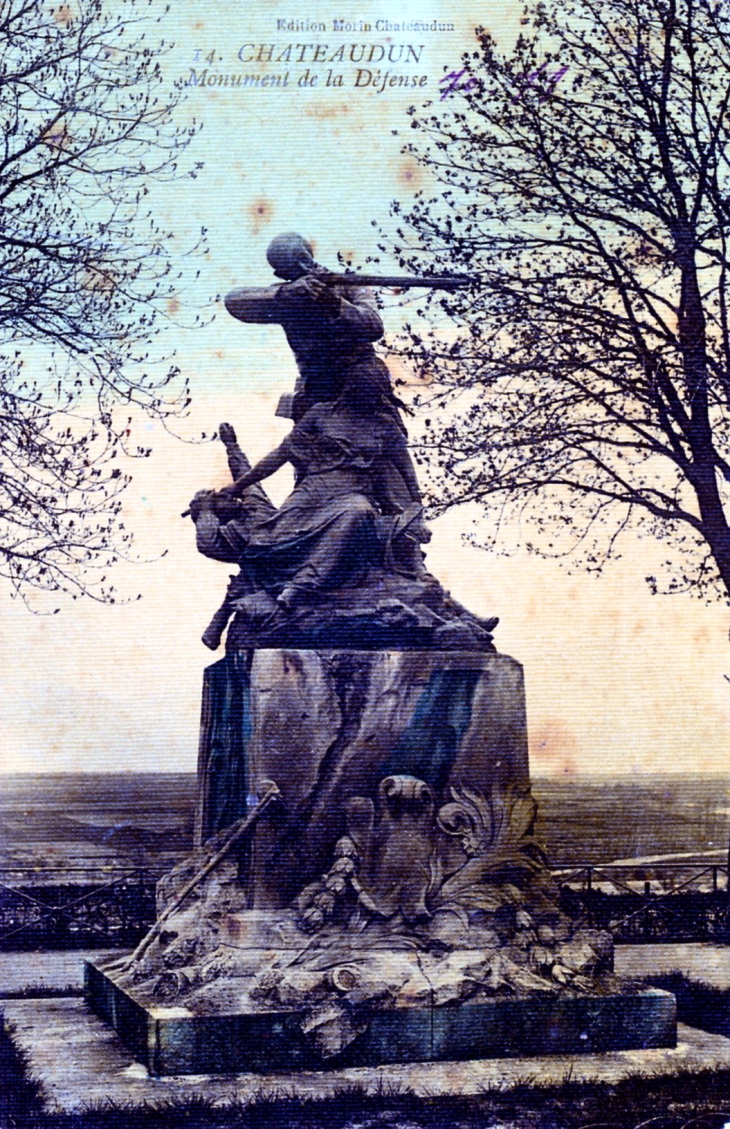 Monument de la Défense, vers 1919 (carte postale ancienne). - Châteaudun