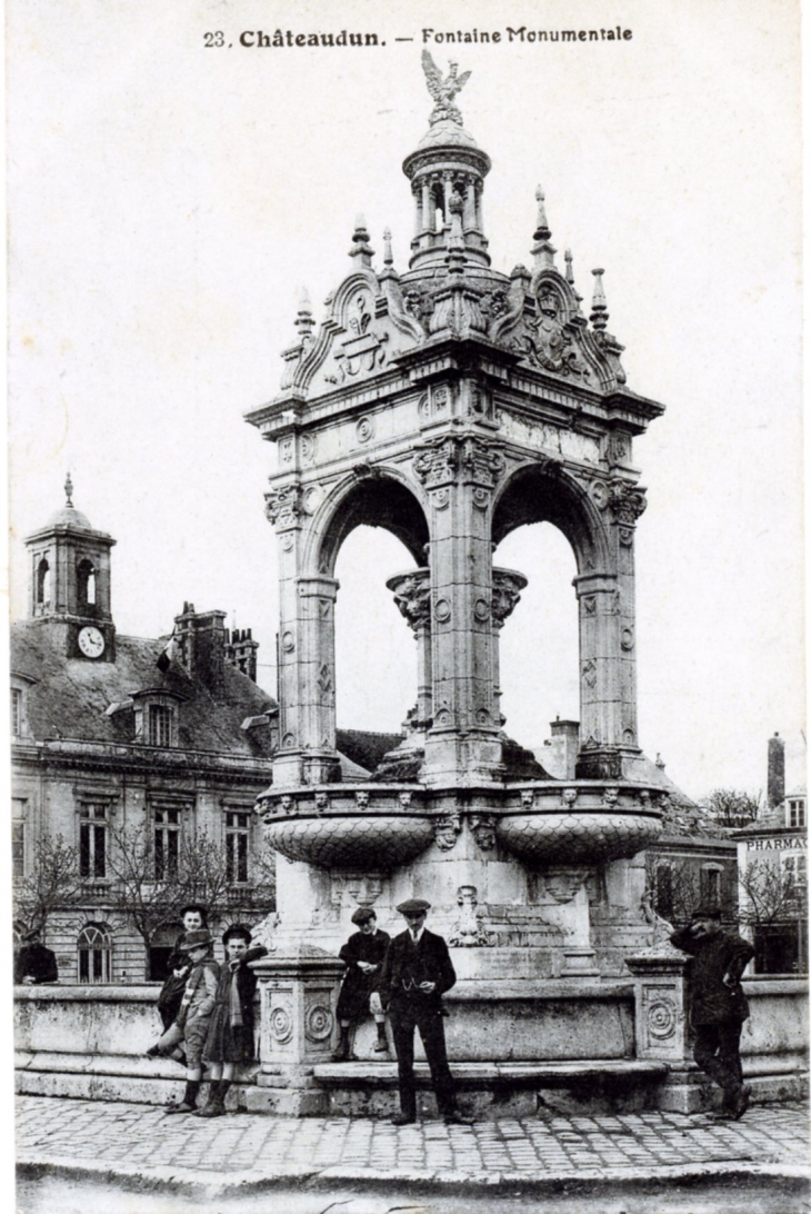 Fontaine Monumentale, vers 1919 (carte postale ancienne). - Châteaudun