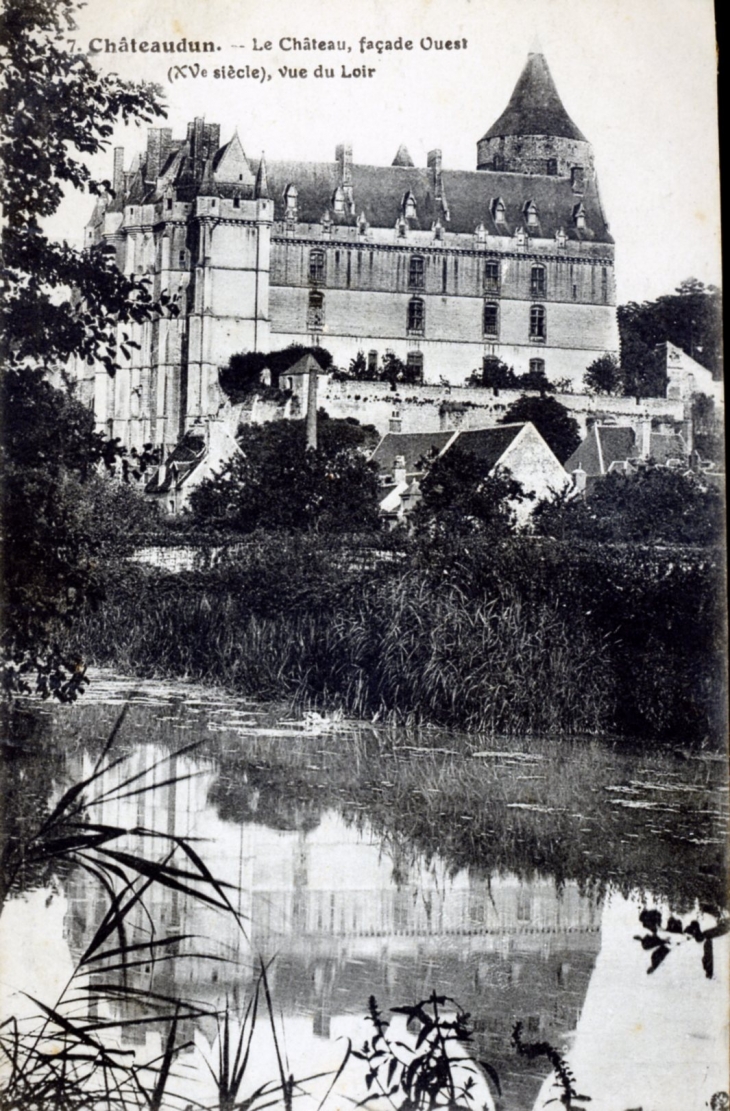 Le château, façade ouest (XVe siècle), vue du Loir, vers 1919 (carte postale ancienne). - Châteaudun